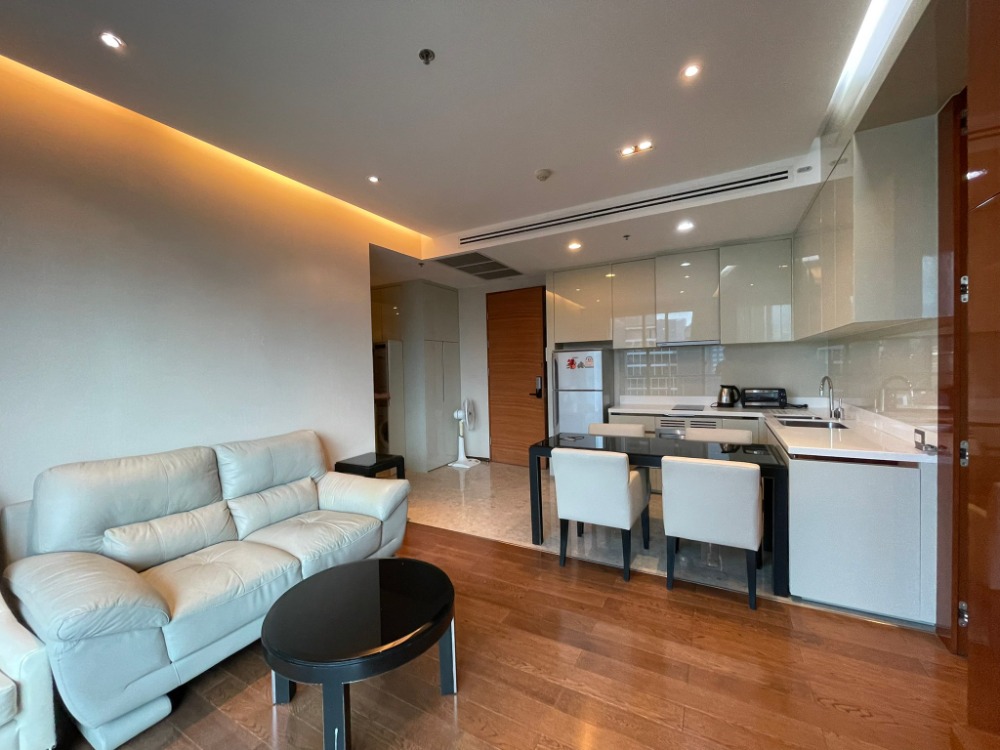 For RentCondoSukhumvit, Asoke, Thonglor : 🔥 Very good price, beautiful decoration, ready to move in. Good location, near BTS Phrom Phong. 🔥 Ready to end every dew. The Address Sukhumvit 28. Appointment available 24 hours Tel. 099-887-1464