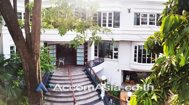 For RentHouseSukhumvit, Asoke, Thonglor : Garden, Private Swimming Pool, Pet-friendly | 5 Bedrooms House for Rent in Sukhumvit, Bangkok near BTS Ekkamai (AA22749)