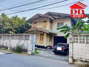 For SaleLandOnnut, Udomsuk : Land for sale, Sukhumvit 65 through Ekkamai Soi 10, near BTS Ekkamai, only 1.5 km. in Soi Chaiyapruek Intersection 4. Land for sale plus a house