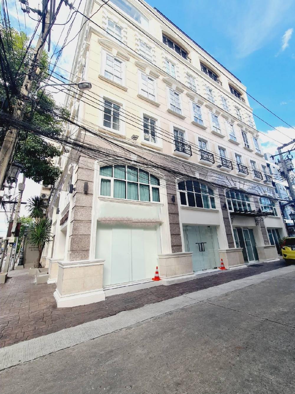 For SaleBusinesses for saleKasetsart, Ratchayothin : For sale: 5-storey luxury building (with tenants, currently the tenants use it as a hotel) to live in or do other business, area 1,500 sq m., 250 meters from Sena Nikhom BTS station.