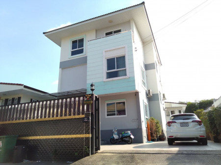 For SaleHouseRatchadapisek, Huaikwang, Suttisan : Selling cheap!! Baan Ladprao, near BTS, near Ekamai-Ramintra Expressway (# 3 floors high + 4 car parks in the house) 63 sq m., 6 bedrooms, 3 bathrooms, house area 285 sq m.