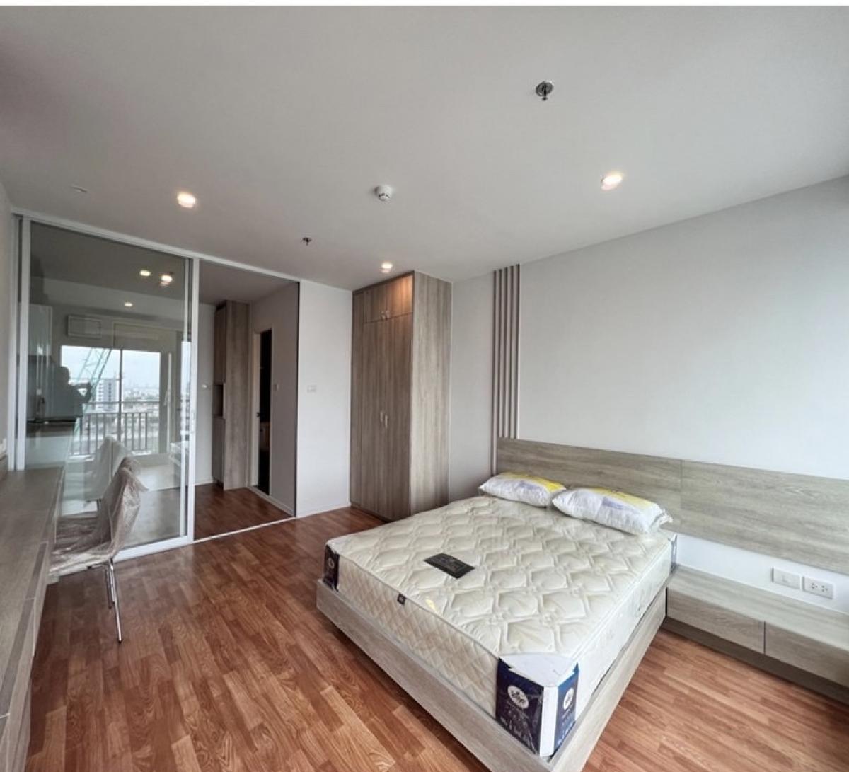 For SaleCondoPinklao, Charansanitwong : Condo for sale near Central Pinklao, Condo Lumpini Park Boromarajonani-Sirindhorn, special price, size 22.95 square meters, near MRT Bang Yi Khan, book today and receive special privileges. Free complete electrical appliances + furniture for free! Expense