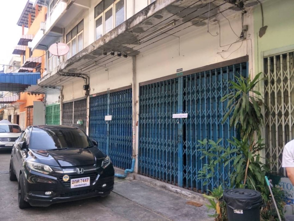 For RentShophouseRama3 (Riverside),Satupadit : Commercial building for rent, 4 floors, 2 units, near the community area of ​​Rama 3. Can open a shop to do business. Contact ID line :@419wlezv