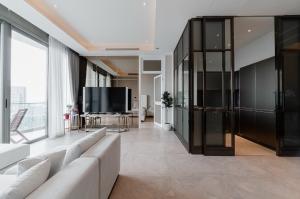 For RentCondoWongwianyai, Charoennakor : “Condo for rent The Residences at Mandarine Oriental Fully furnished, ready to move in, very good location, beautiful room. The best special price