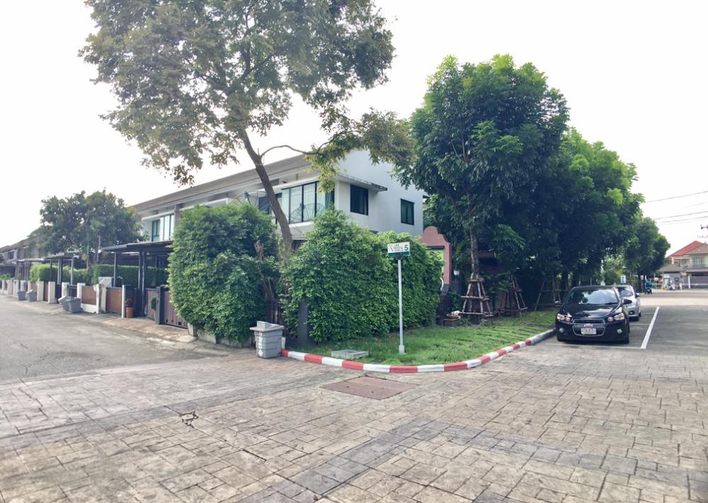 For SaleTownhouseNawamin, Ramindra : Selling at a loss, The Villa Ramintra, corner house, 42 sq m, main road opposite the garden. Parking for many cars, Soi Khubon 27.