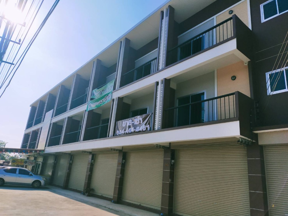 For SaleShophouseNakhon Nayok : Selling a 3-storey commercial building with 5 hundred thousand cash change, next to Suwannasorn Road, Ban Na District, Nakhon Nayok Province