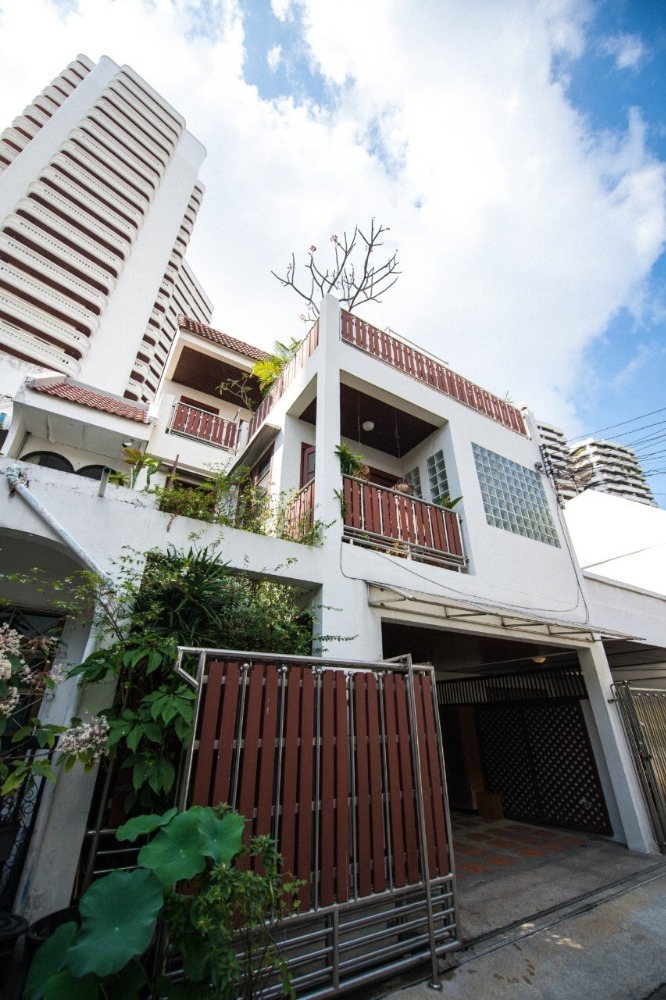 For SaleTownhouseSukhumvit, Asoke, Thonglor : Townhome for sale, Phrom Mit Village, Soi Sukhumvit 49/1, area 37 square meters.