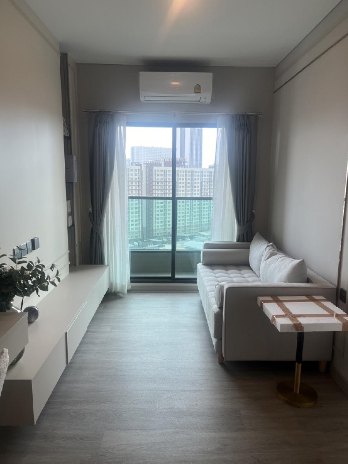 For SaleCondoKasetsart, Ratchayothin : Condo for sale, Lumpini Park Phahon 32, 17th floor, size 28.29 sq m, 1 bedroom, 1 bathroom, built-in decorated room with furniture. Convenient transportation, next to the main road in the heart of Phahon Yothin, near BTS and Kasetsart University, central