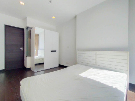 For SaleCondoRatchathewi,Phayathai : Condo for sale next to BTS Phayathai, Ideo Q Phayathai, 40 sqm, 18th floor, good location