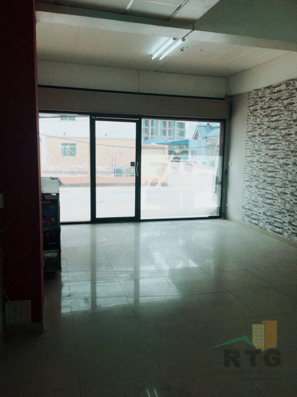 For RentShophouseSriracha Laem Chabang Ban Bueng : Commercial building 1 booth(near Laem Chabang)