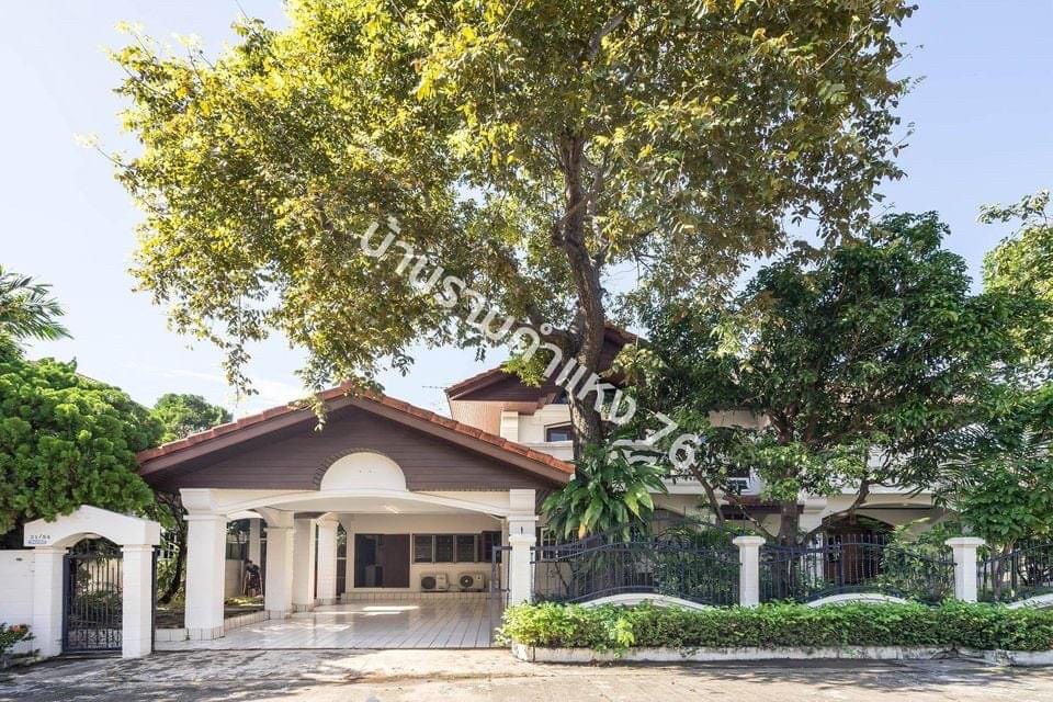 For SaleHouseRamkhamhaeng, Hua Mak : 🔥Urgent sale, Baan Preecha Lamphet. 📌Large detached house Located at the end of a quiet alley. that has been added since construction