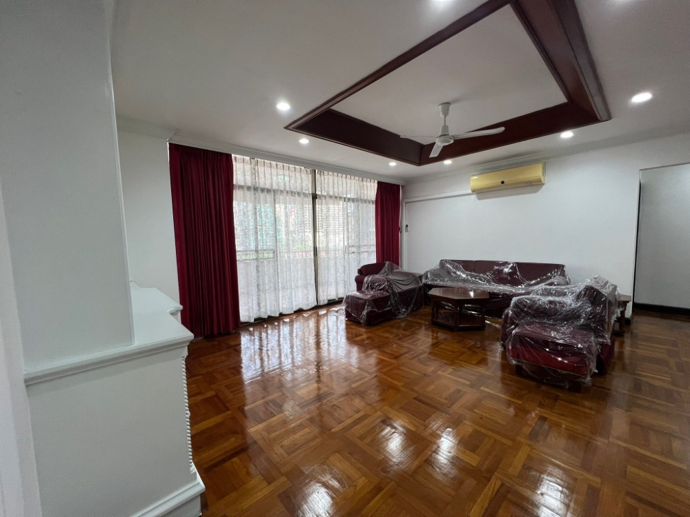 For RentCondoNana, North Nana,Sukhumvit13, Soi Nana : Condo for rent Rishi Court, complete facilities, ready to move in !!