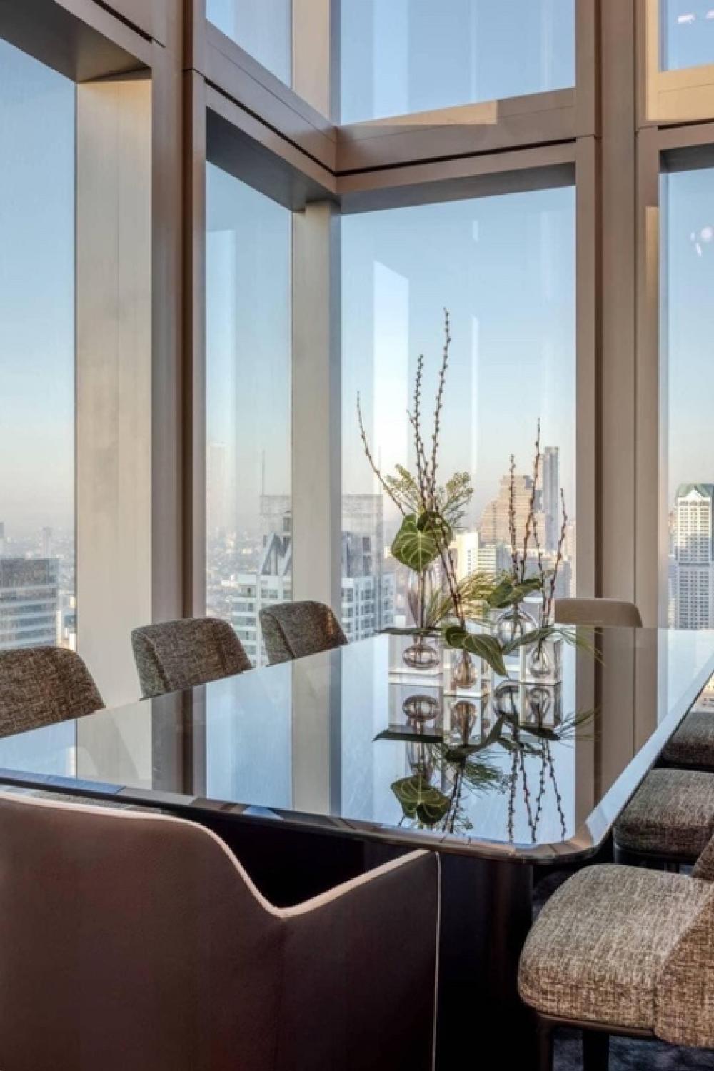 ขายคอนโดสาทร นราธิวาส : Selling : The Ritz Carlton Sky Residence Sathorn  Duplex Type , 2 BEDS, 3 BATHS, 40th floor, 229  SQ.M🔥🔥Selling Price: 134,900,000 THB 🔥🔥