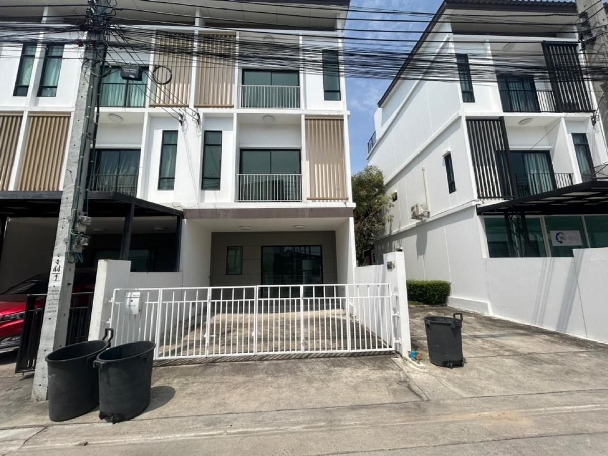 For RentTownhousePattanakan, Srinakarin : For rent: 3-storey townhouse, Patio Village, Krungthep Kreetha-Rama 9, golf course view, corner house