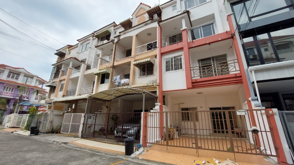 For SaleTownhousePattanakan, Srinakarin : Urgent sale, 3-storey townhouse, Phatthanakan 38, City Park Village, rent 15,000/month, sell 3.7 million baht