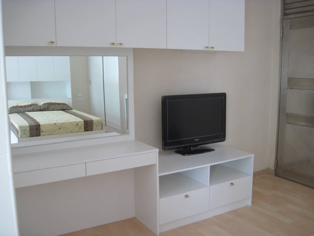 For RentCondoRama9, Petchburi, RCA : Reduced price: Condo for rent near Rama 9, price only 8000 baht per month.