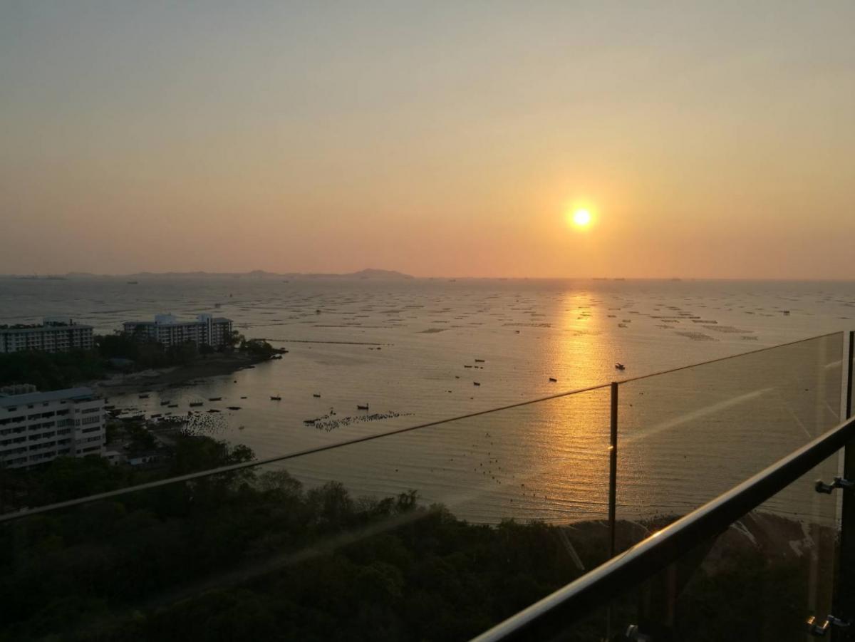 For RentCondoSriracha Laem Chabang Ban Bueng : *** Urgent !!! For rent Z ラ チ ャ 町 近 く 海 の 、 夕 焼 け 、 温泉 The Zea Sriracha, The Sea Sriracha, new condo, sea view room in every corner See the sunset from the large balcony with hot spring water to soak. Central, complete with everything There is a shuttle b