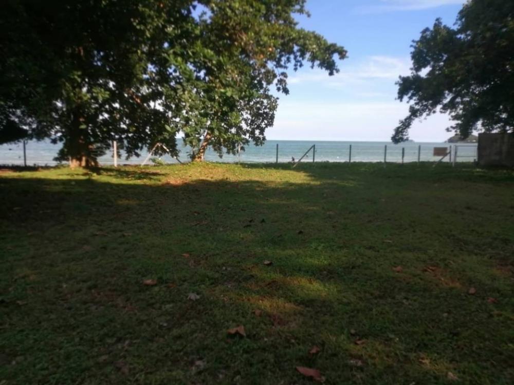 For SaleLandRayong : Land for sale on a beautiful private beach, Ao Charoen, 12-3-14.6 square wah, Rayong 093-978-2353