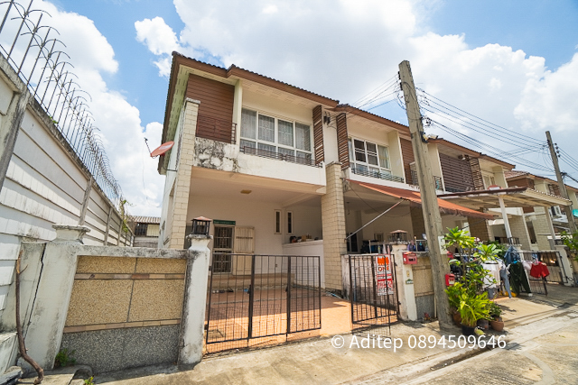 For SaleHousePattanakan, Srinakarin : Townhome for sale behind the edge of Baan Patra, Krungthep Kreetha, 32 sq.wa., 2 floors, 2 bedrooms, 3 bathrooms.