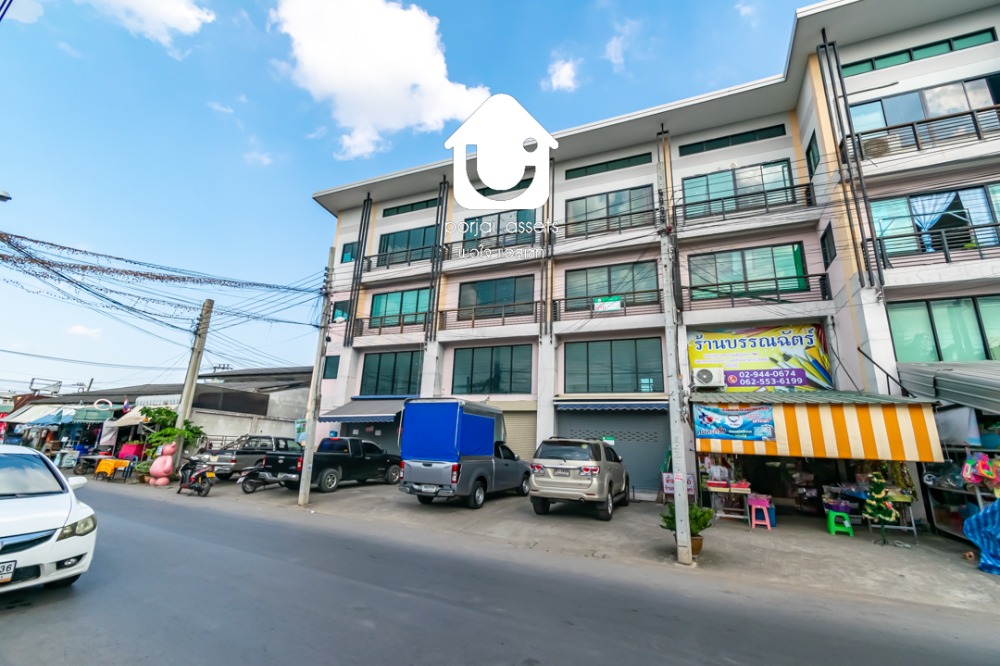 For SaleShophouseYothinpattana,CDC : Commercial building for sale, Uniq Place, Soi Ram Intra 46, 3-storey building with mezzanine, size 18.8 sq m.