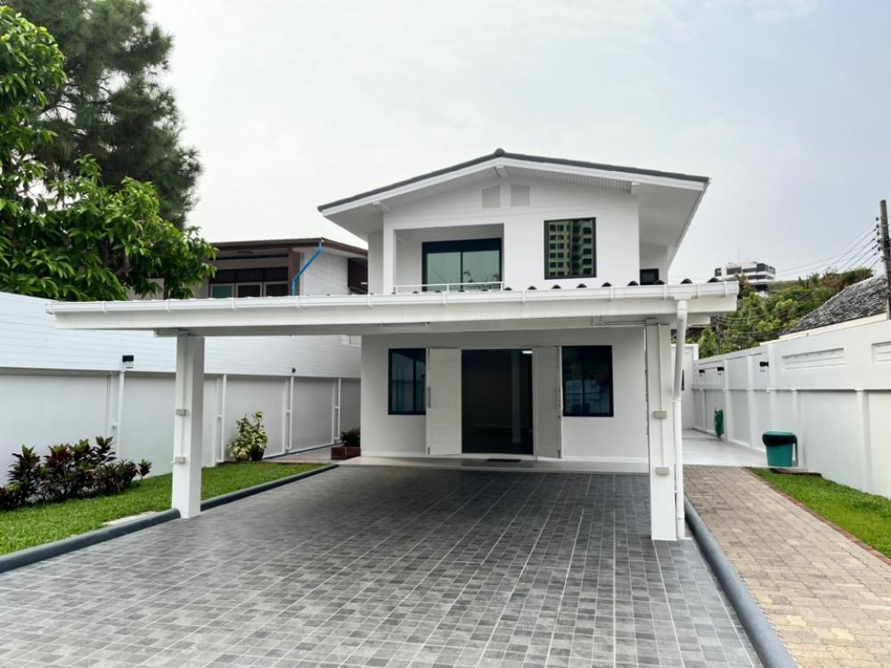 For RentHouseAri,Anusaowaree : NEWLY RENOVATED MODERN STYLE HOME FOR RENT. CONVENIENT LOCATION IN ARI NEIGHBORHOOD. PERFECT FOR FAMILY HOME.