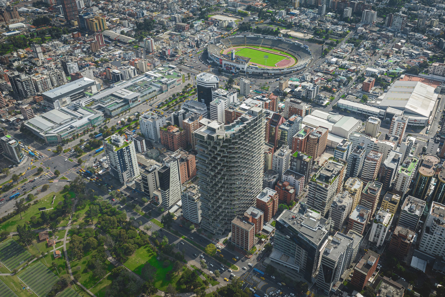 ชวนส่อง IQON Building คอนโดที่เชื่อมพื้นที่ธรรมชาติ ระหว่างที่พักอาศัย สวนสาธารณะ เข้าไว้ด้วยกัน ผ่านการบิดแนวตึกให้โค้ง เพื่อให้ทุกห้องได้รับวิวที่ดีที่สุด  บนทำเลใจกลางโลกอย่างเมืองกีโต