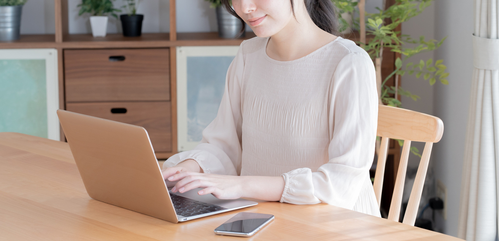 หญิงสาวใช้ชีวิตอย่างผ่อนคลายทั้งร่างกายและจิตใจในคอนโดสไตล์ญี่ปุ่น