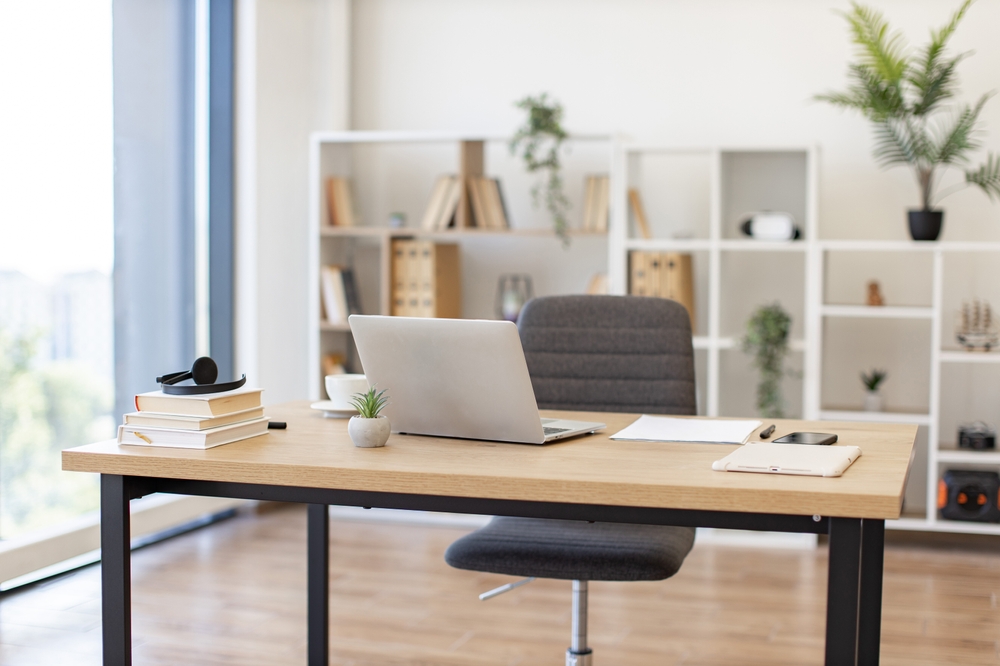 โต๊ะทำงานและเก้าอี้