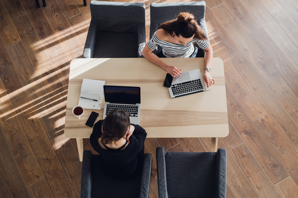 โต๊ะทำงานทรงสี่เหลี่ยม