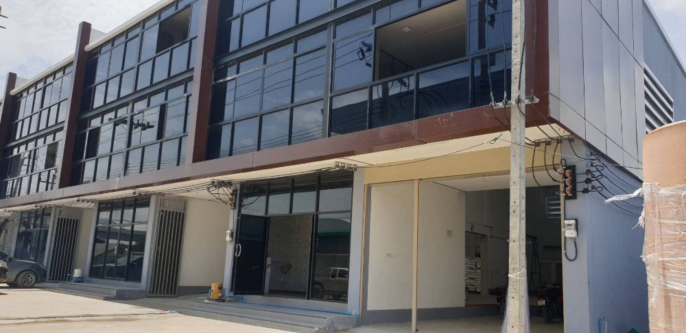 For SaleOfficeSamut Prakan,Samrong : Office for sale, office with two warehouses, pairs with tenants on an area of up to 200 sq m. Very good value.