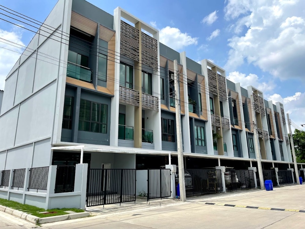 For SaleTownhomeKaset Nawamin,Ladplakao : new! Never been in. Selling cheap. Townhome, 3 floors, 4 bedrooms, 4 bathrooms, the last house in The Vision Ladprao - Nawamin project.