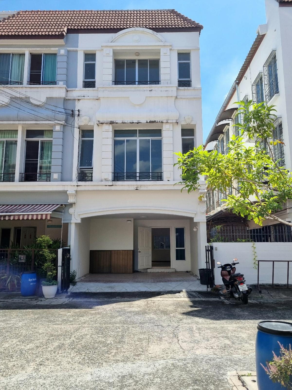 For SaleTownhouseSamut Prakan,Samrong : House for sale, Baan Klang Muang, British Town, Srinakarin, 21.4 sq.wa., 3 bedrooms, good condition, behind the corner.