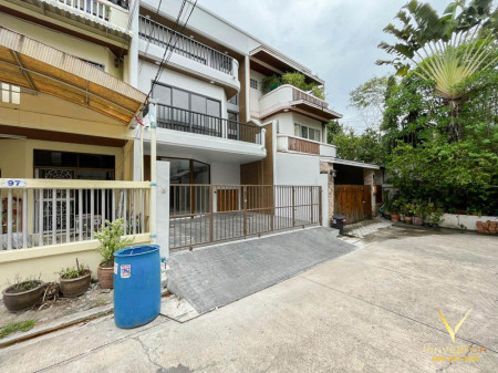 For SaleTownhouseLadprao101, Happy Land, The Mall Bang Kapi : For sale: House, Townhouse, Lat Phrao 71, Sangkhom Songkhro 10, Kasemsan Village 1, renovated throughout, ready to move in