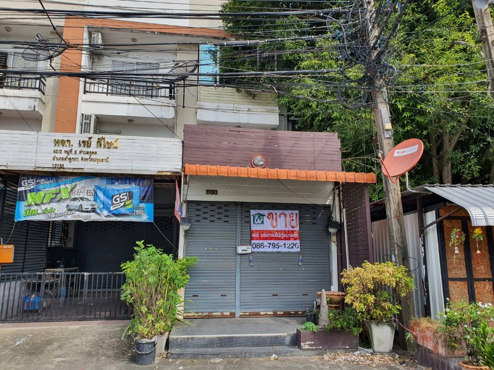 For SaleShophousePathum Thani,Rangsit, Thammasat : Commercial building for sale, can be traded, Lam Luk Ka, Khlong 2, good feng shui, 40 sq m at the entrance of Fa Khram Village.