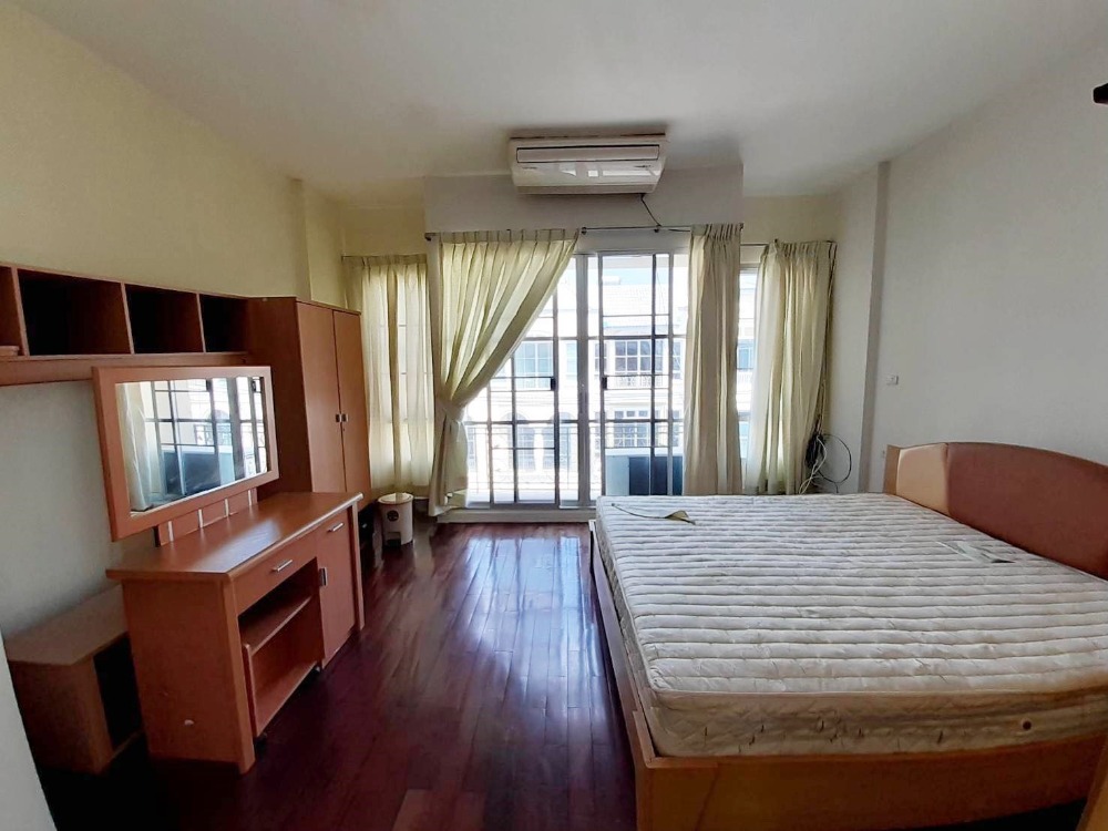 For RentTownhousePattanakan, Srinakarin : Urgent call 0634798245 3-storey townhouse, Central Rama 9-Srinakarin Village, Village on the main road, Srinakarin Road