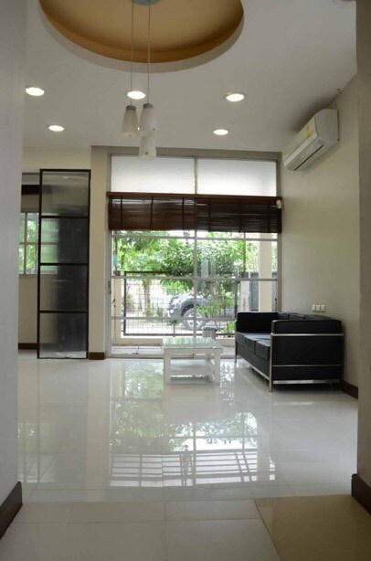 For SaleTownhouseChaengwatana, Muangthong : 3-storey townhouse for sale (corner house), Muang Thong Thani, with air conditioning in every bedroom. and furniture electrical appliance