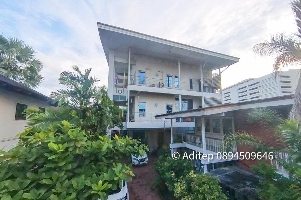 For SaleHouseSapankwai,Jatujak : 3-storey luxury single house, prime location, Inthamara 2, near BTS Ari, Saphan Khwai, 92 sq m., spacious usable area 540 sq m., 3 bedrooms, 5 bathrooms, ready to move in! Golden opportunity for a large family.