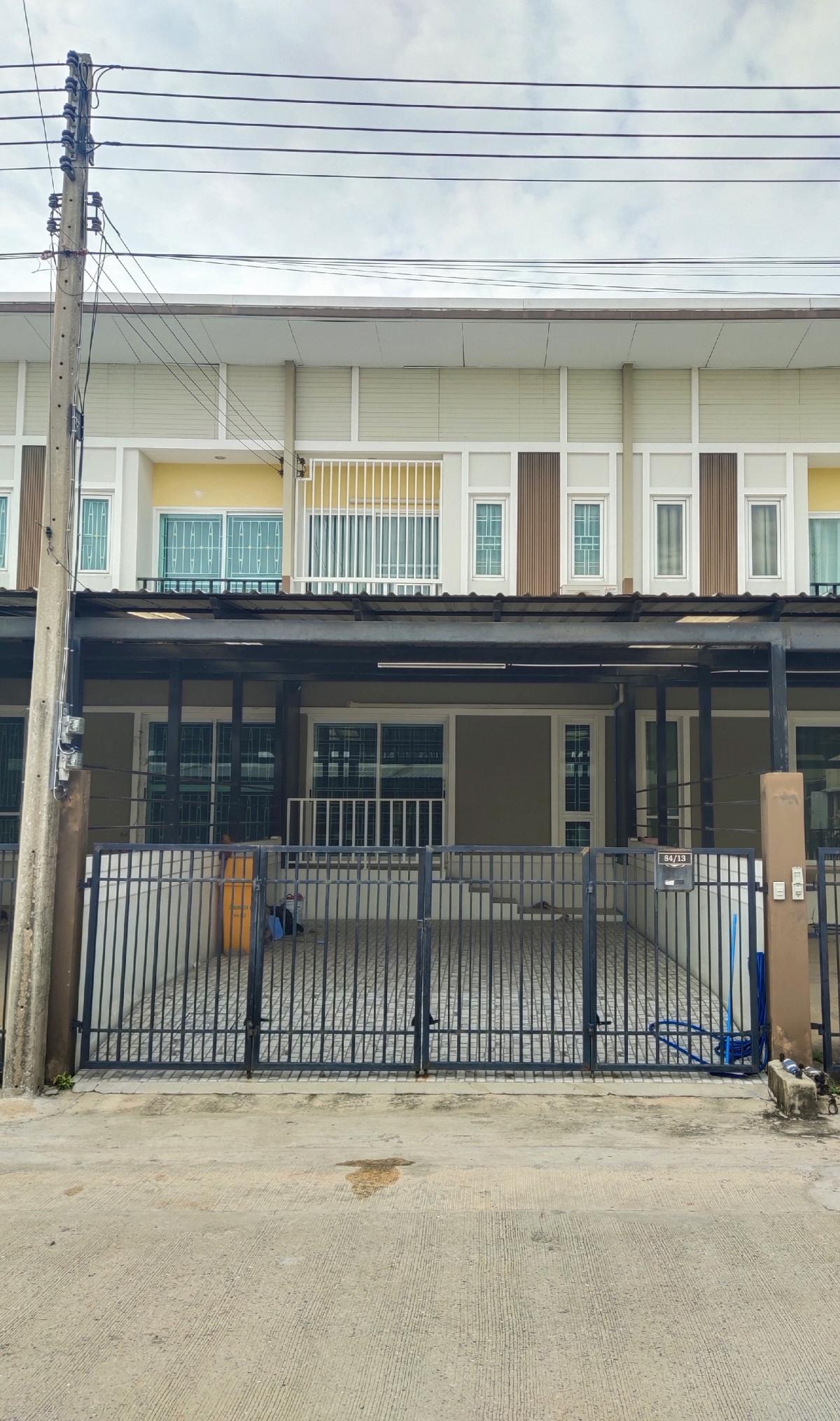 For SaleTownhousePathum Thani,Rangsit, Thammasat : Townhome for sale, 2 floors, 32 sq m., 4 bedrooms, 2 bathrooms, 1 kitchen, Chat Luang Village 10, Sam Khok District, Pathum Thani Province, near Sam Khok Market. Near Sam Khok District Office