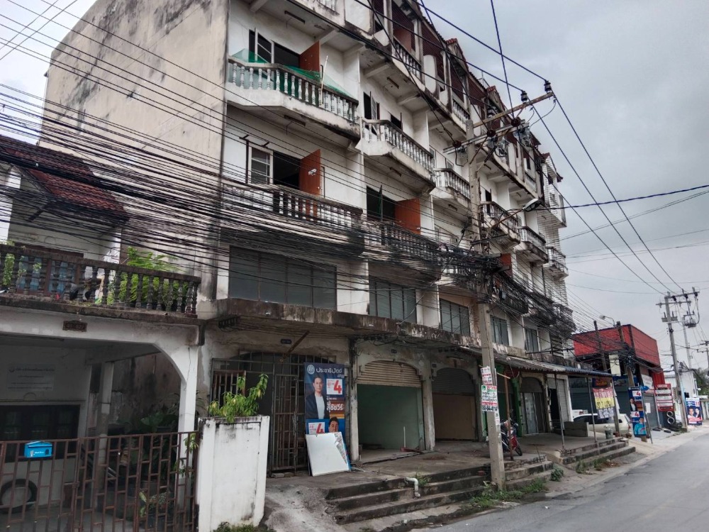 For RentShophouseKaset Nawamin,Ladplakao : Rent as is, 4.5-storey shophouse, 6 rooms, Soi Nawamin 111, can go through to Praditmanukarm Road and Prasertmanukit Road, opposite side has 7-11 and CJ Supermarket.