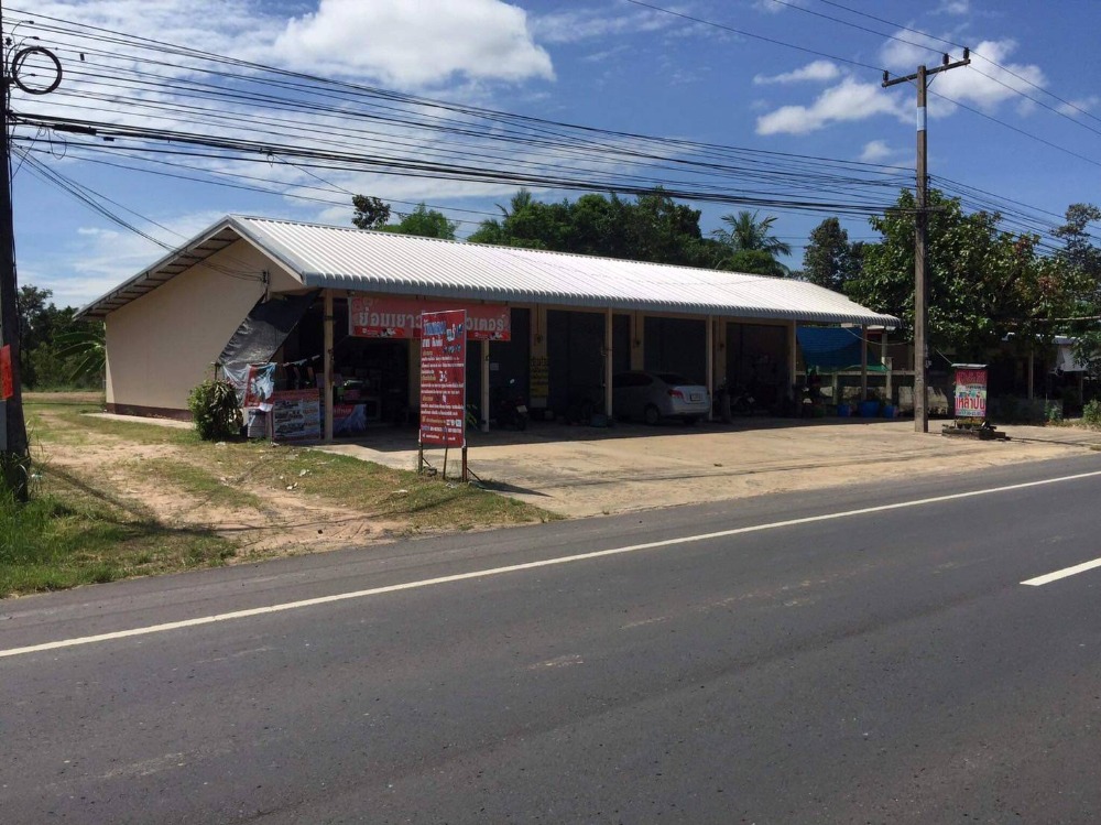 For SaleLandUbon Ratchathani : Land for sale with buildings It is a two-storey detached house in front of a four-lane road. Ubon Ratchathani Province