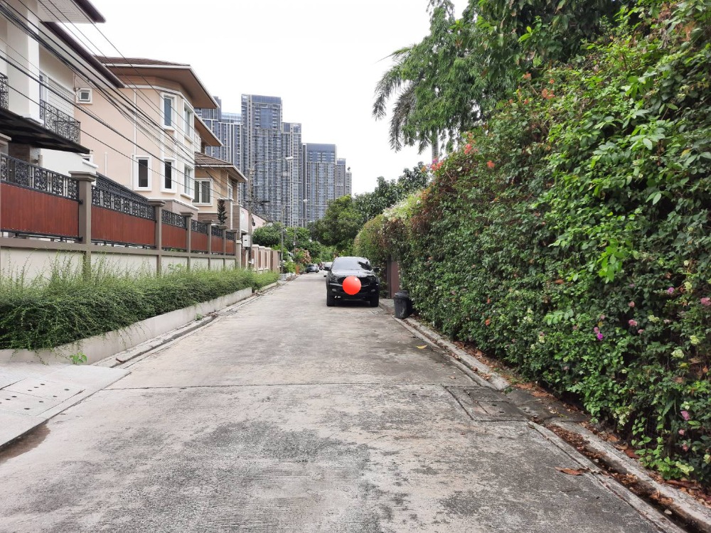 For SaleLandOnnut, Udomsuk : Land for sale on Sukhumvit 101 Road. Wachira Thammasathit, 191 sq m, enter from Sukhumvit Road a little. near Punnawithi BTS station True Digital Park