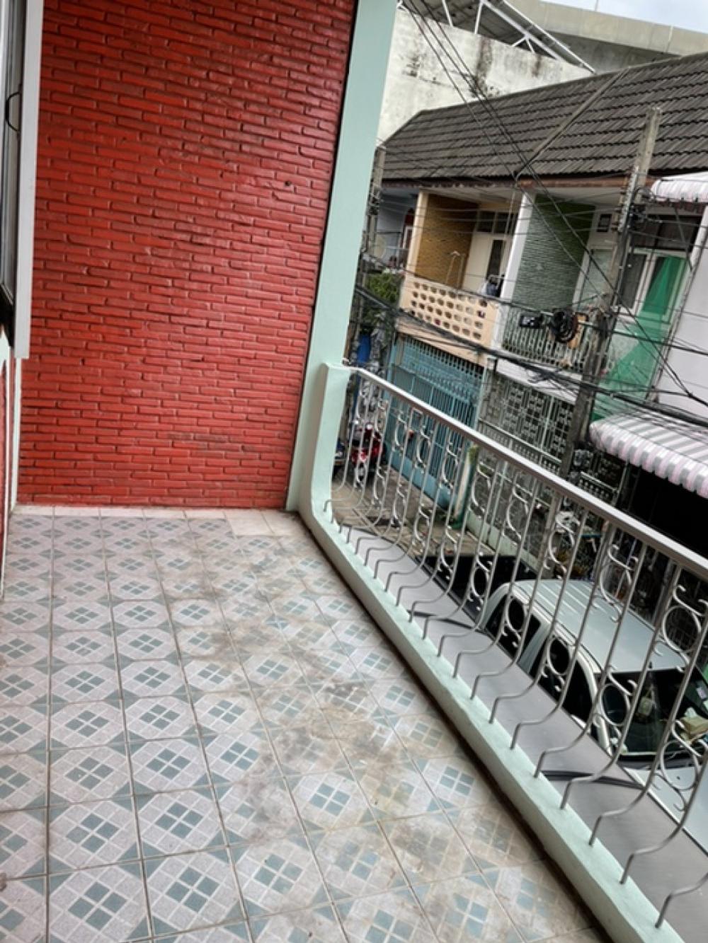 For RentTownhouseBang Sue, Wong Sawang, Tao Pun : For rent: 2-storey townhouse, Purple Line (Tao Poon), size 16 square wah, 1 bedroom, 1 bathroom, parking for 1 car.