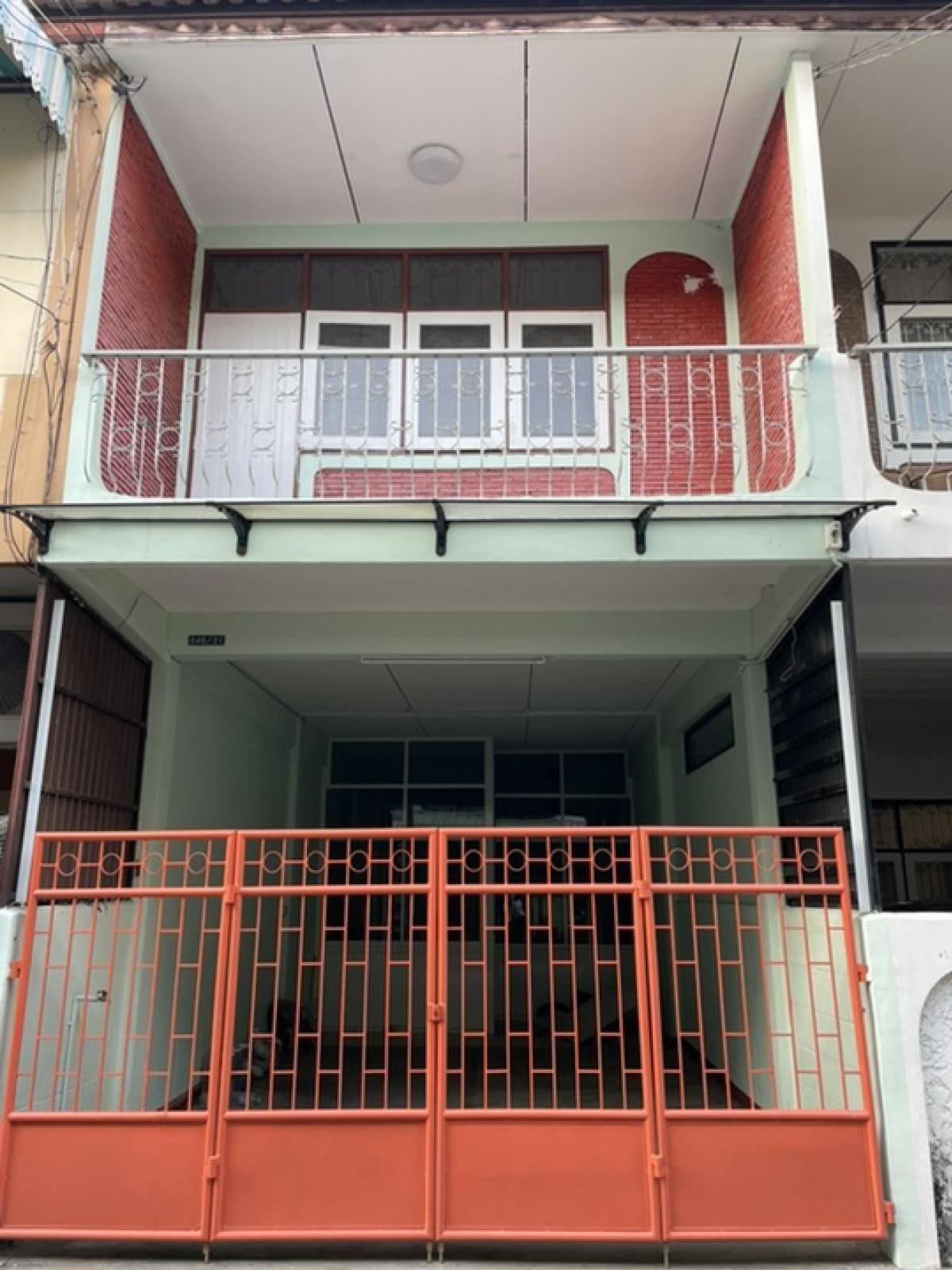 For RentTownhouseBang Sue, Wong Sawang, Tao Pun : For rent: 2-storey townhouse, Purple Line (Tao Poon), size 16 square wah, 1 bedroom, 1 bathroom, parking for 1 car.