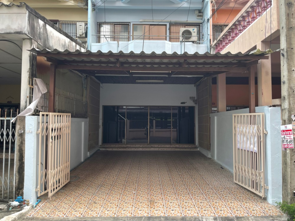 For SaleTownhousePattanakan, Srinakarin : 3 storey townhouse for sale, 4 bedrooms, 3 bathrooms, 26.9 sq m.