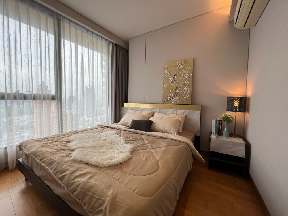 For RentCondoSukhumvit, Asoke, Thonglor : Rent Lumpini 24 near BTS Phrom Phong, 2 bedrooms, high floor, near MRT, washing machine, microwave, TV, fully furnished, ready to move in