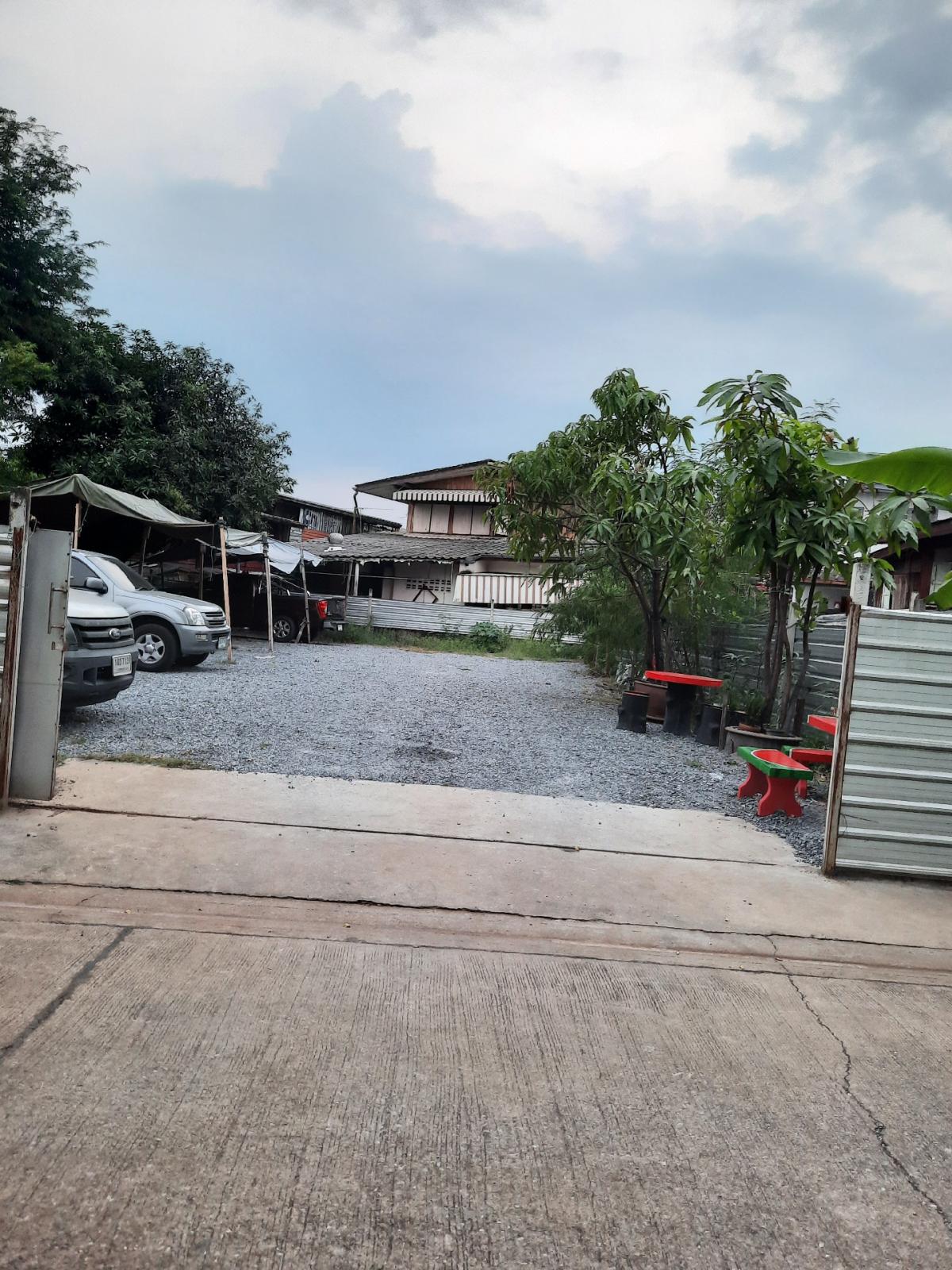 For SaleLandBang kae, Phetkasem : 1. Land + warehouse, fully fenced, Soi Petchkasem 114, size 73 sq.w., 4,800,000.- Seller pays transfer fee, rent 7,000.-/month, interested in price, call to negotiate. 2. Land 200 sq.w., width 21M. x length 39M., filled higher than the road, concrete floo