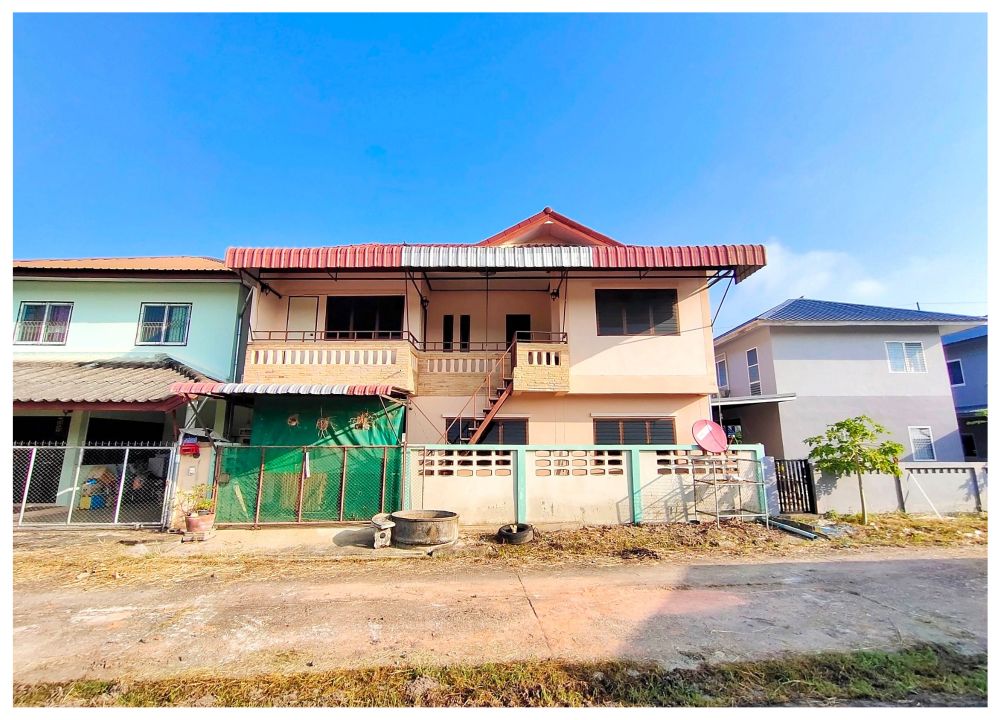 For SaleHouseChiang Rai : For sale: 2-storey large house, 55.7 sq wah, Omsin Village, on 2 sides of the road (5 bedrooms, 4 bathrooms), Muang District, Chiang Rai Province