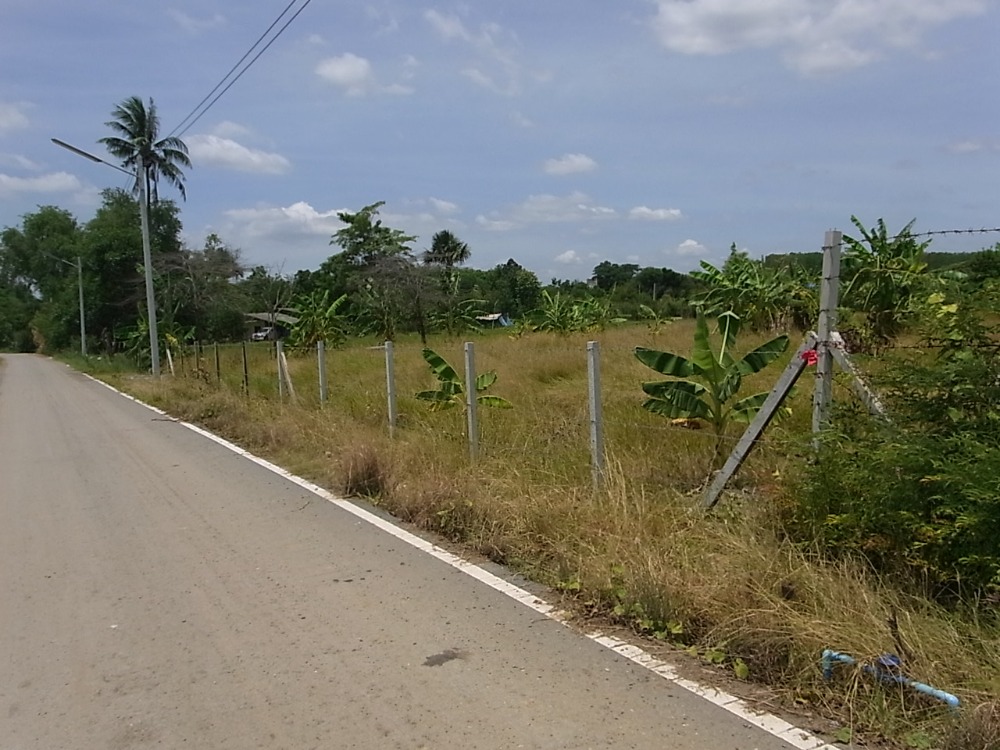 For SaleLandPhutthamonthon, Salaya : Land for sale 5 rai, Soi entrance to Kin Dee Dee Na Farm, Nakhon Pathom.