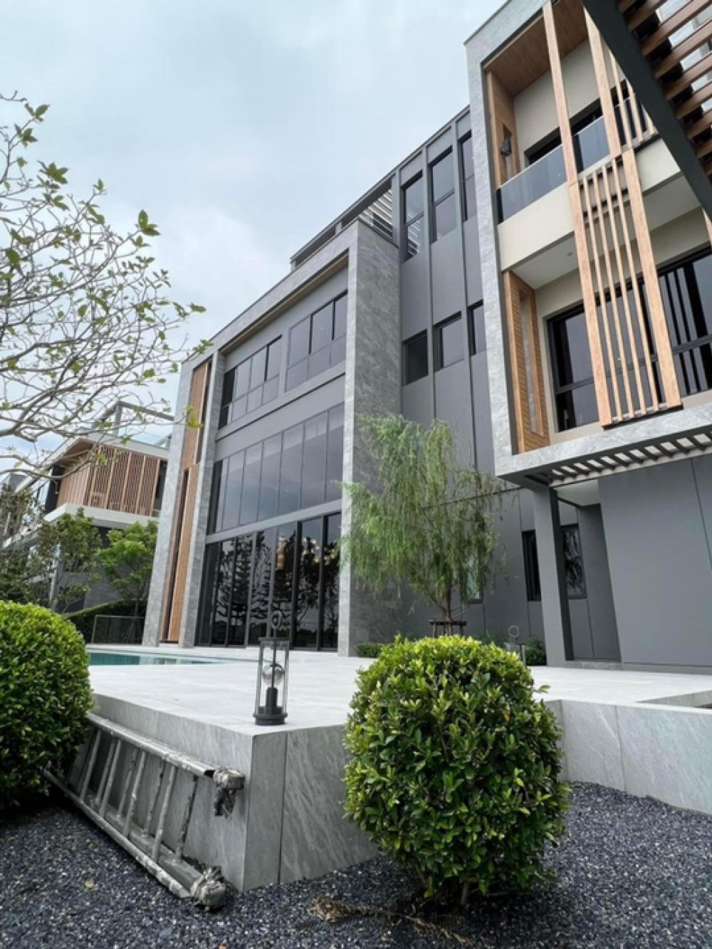 ขายบ้านบางนา แบริ่ง ลาซาล : Selling : RESALE Ultra Luxury House in Bangna beside Lake , 5 Bed 6 Bath , 235 sqw , 656 sqm 🔥🔥 Selling : 125,000,000 THB ( Unfurnished )🔥🔥🔥🔥 Selling : 190,000,000 THB ( Full Furniture ) 🔥🔥** Biggest Land Size ** ( No more this size in Project right now)