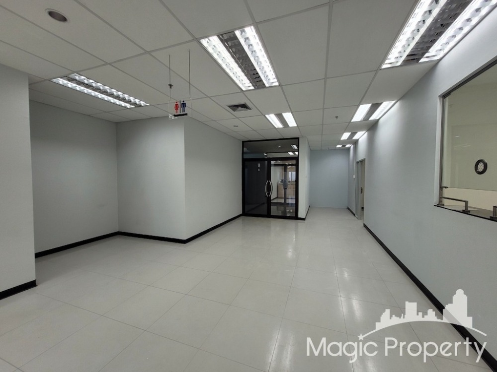 For RentOfficeRatchadapisek, Huaikwang, Suttisan : Office Space For Rent in RS Tower Ratchadaphisek Road, Din Daeng, Bangkok.